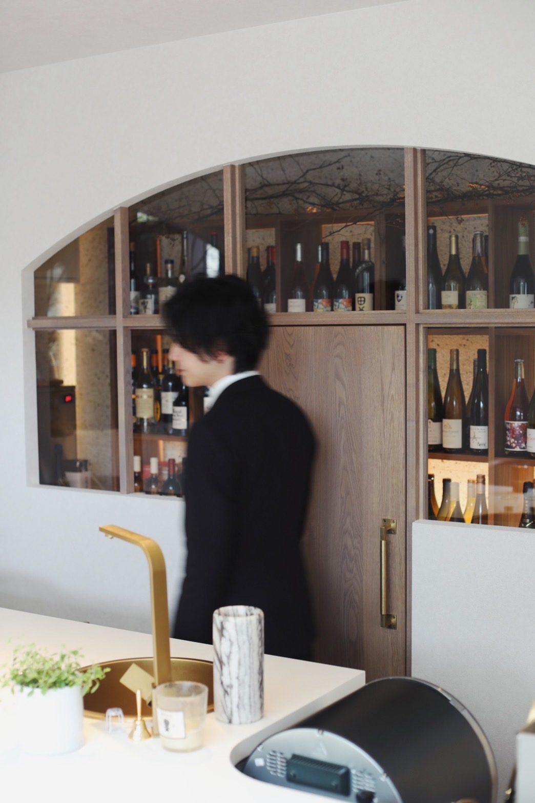 Wine Bar La Lune 店内、灯りに照らされたワインセラー
